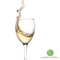Weißwein fließt in Glas