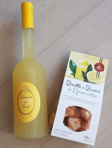 Zitroniger Gardasee-Limoncino und brutti ma buoni al Limoncello, zartes Mandelgebäck mit einem soften Kern aus Limoncello-Crème